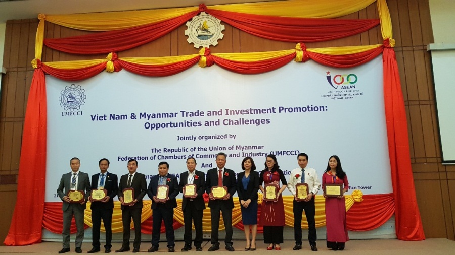 ĐỊA ỐC HOÀNG QUÂN VINH DỰ ĐÓN NHẬN GIẢI THƯỞNG TOP 10 DOANH NGHIỆP RỒNG VÀNG ASEAN VÀ TOP 10 NHÀ LÃNH ĐẠO TÂM – TÀI – ĐỨC – TRÍ 2018