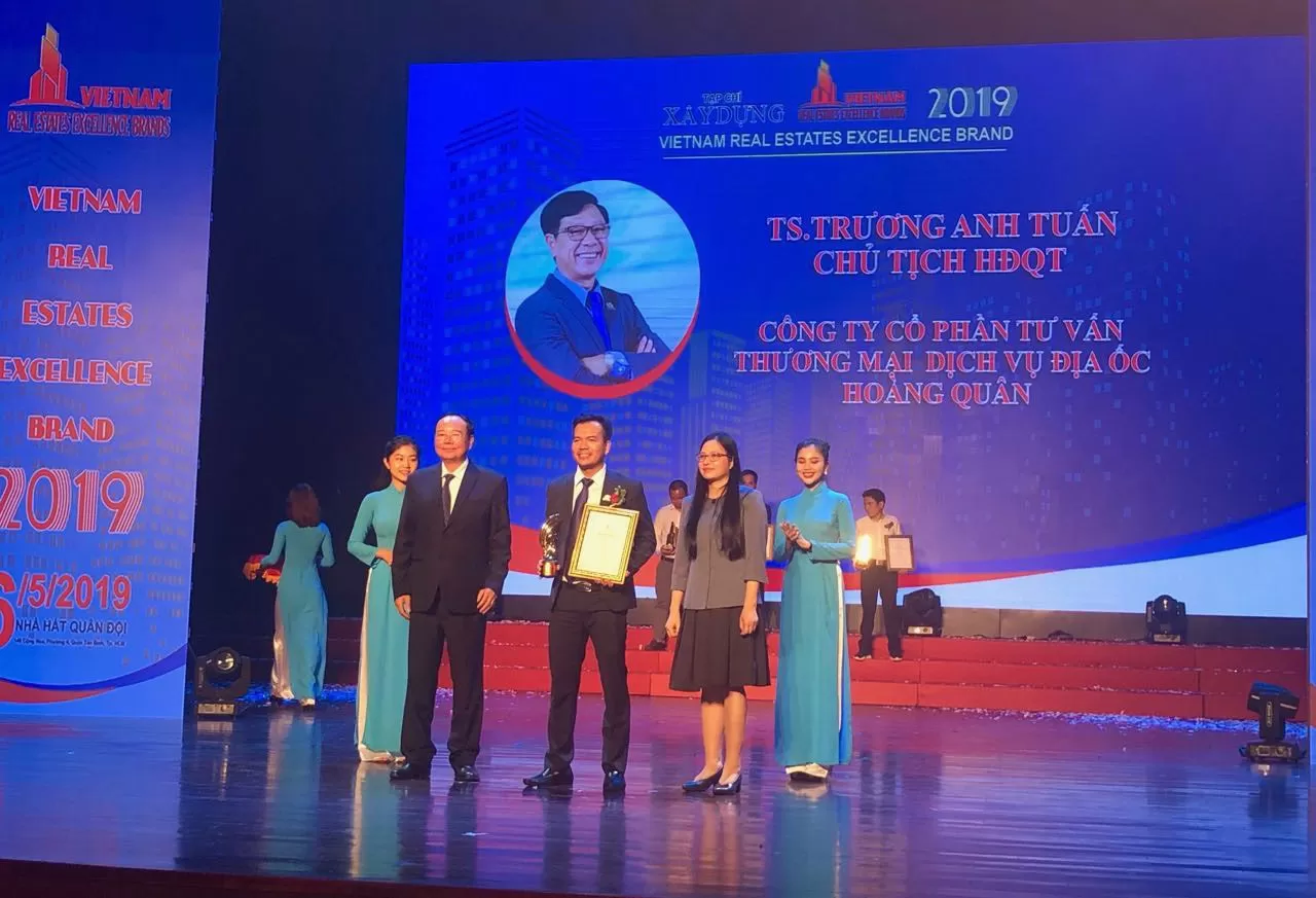 HQC  vinh dự nhận danh hiệu nhà lãnh đạo xuất sắc và top 30 thương hiệu BĐS uy tín năm 2019