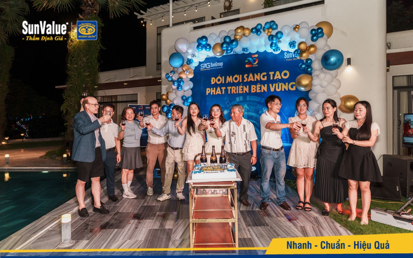 Khui rượu chúc mừng sinh nhật CBNV tháng 7
