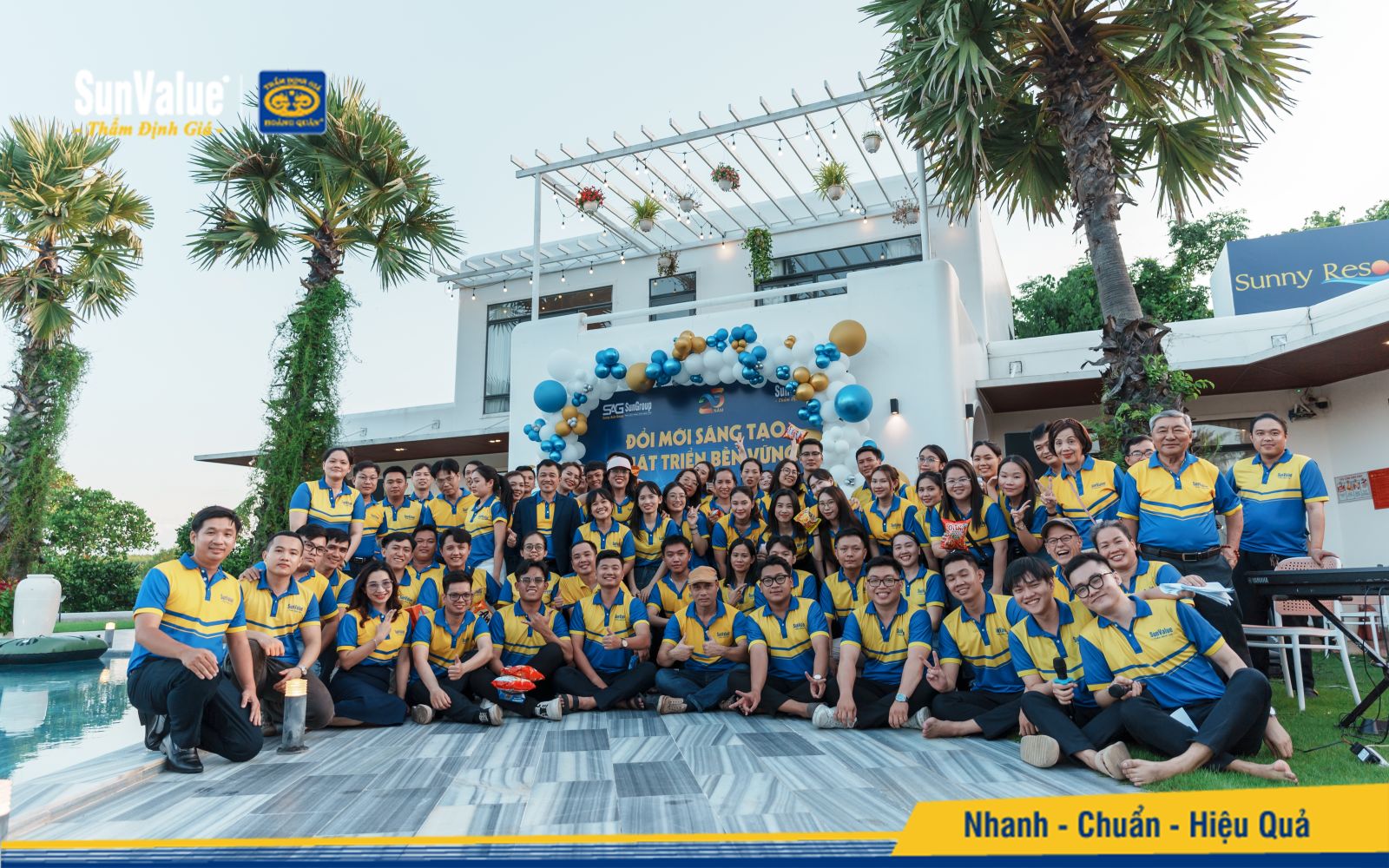Các thành viên Thẩm định giá Hoàng Quân chụp ảnh lưu niệm