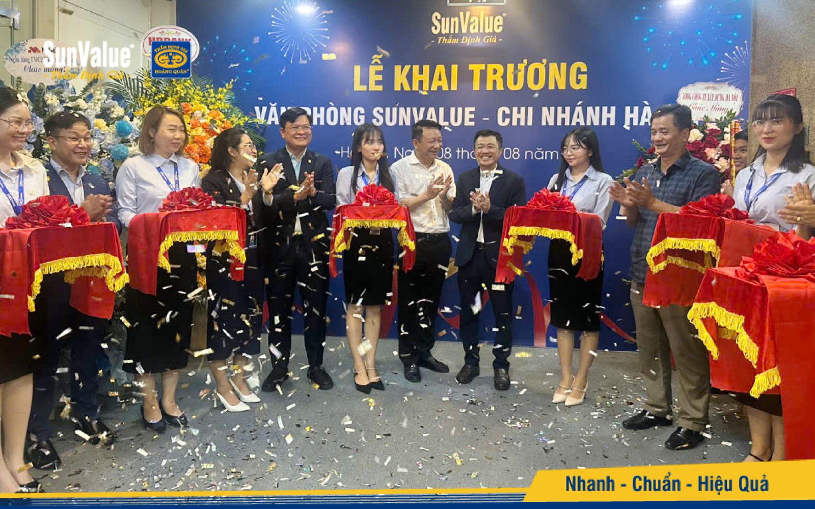 Các nghi thức chào mừng khai trương đã diễn ra trong không khí trang trọng và tràn đầy hứng khởi